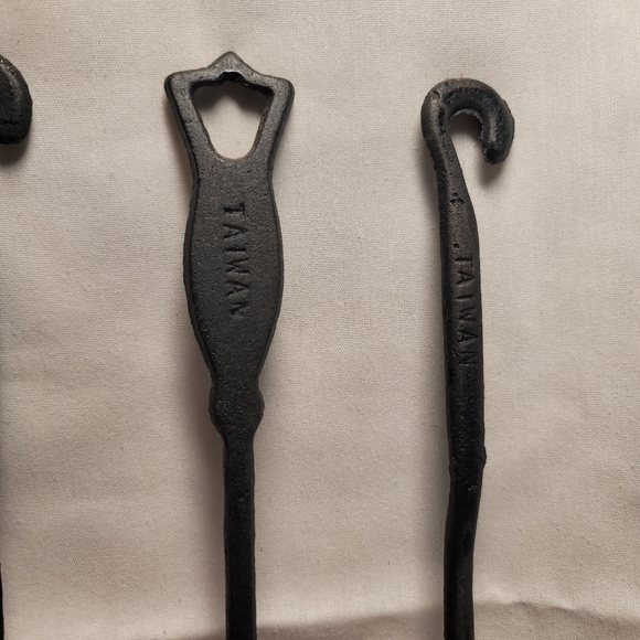 VTG. Cast Iron Kitchen Utensils with Holder. Set of 4. (390) - Picture 3 of 10